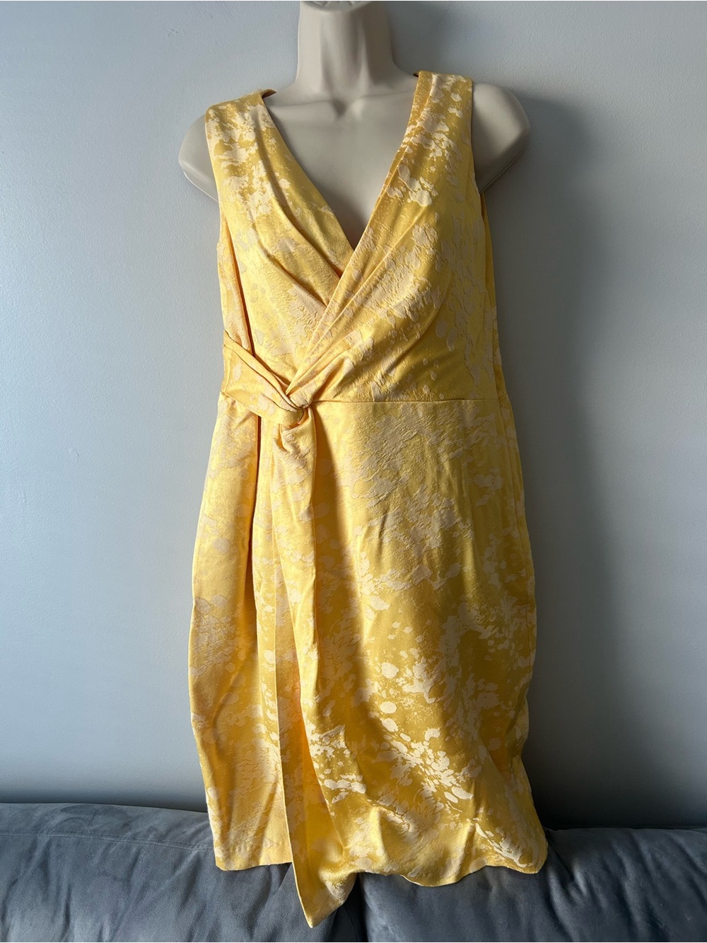 Maggy London yextired Yellow Knot-Front V-Neck Midi Dress